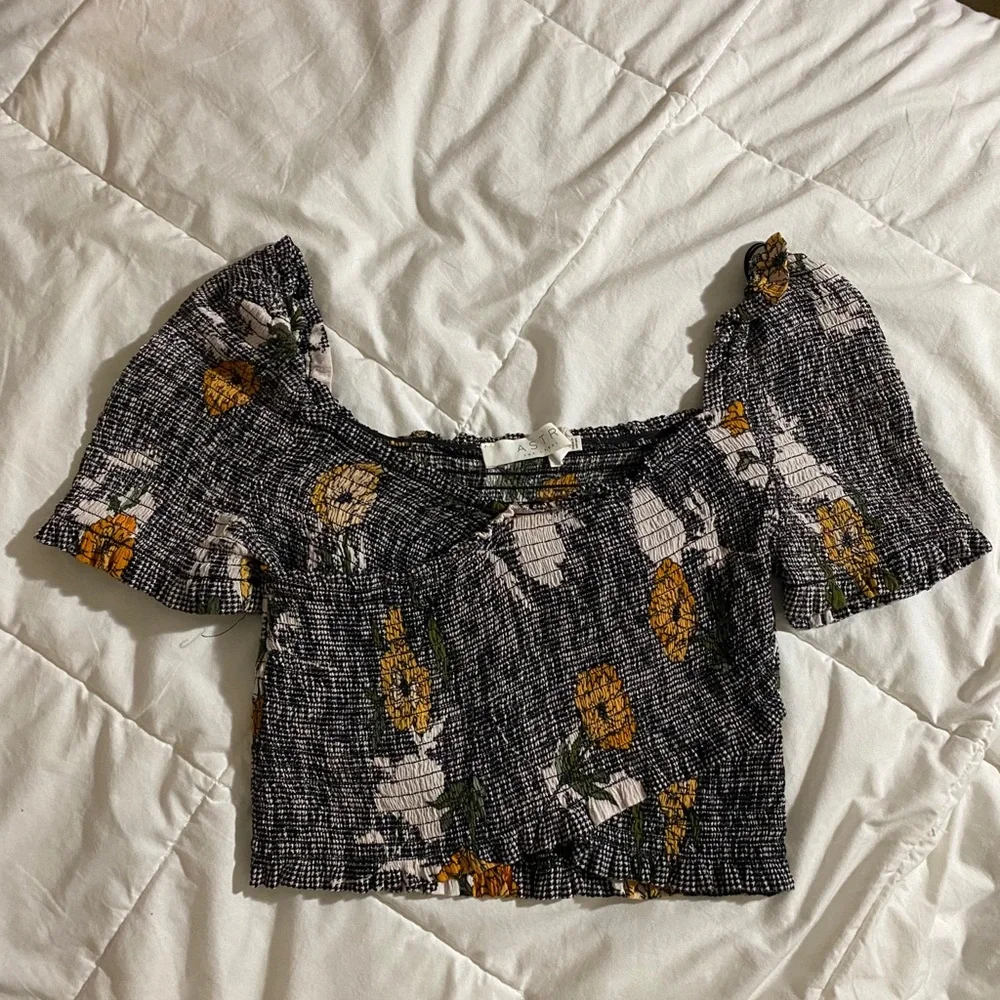 Astr Black and White Floral Crop Top - Picture 5 of 8